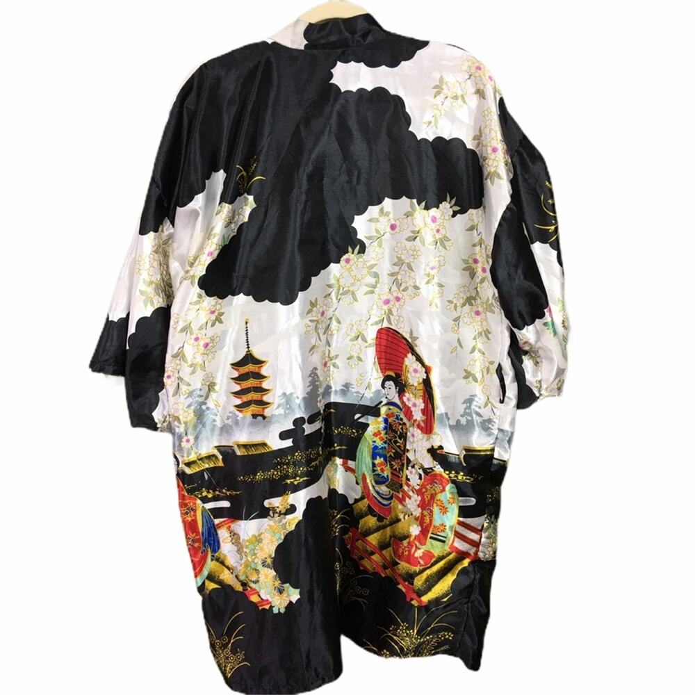 Beautiful kimono w/ Geisha scenes